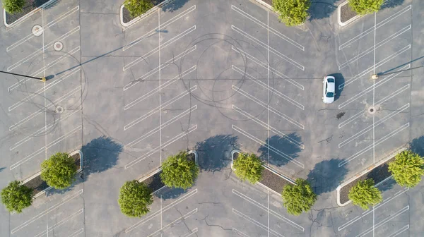 Singola auto si fa strada attraverso il parcheggio per parcheggiare — Foto Stock