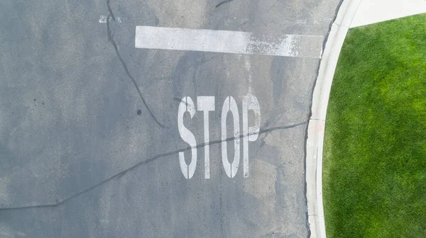 Stopp markerat på vägen — Stockfoto