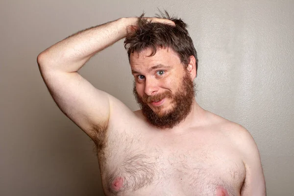 Мужчина делает сексуальное лицо без рубашки на — стоковое фото