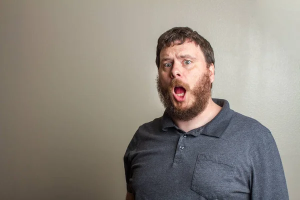 Naštvaný muž křičící na kameru ve vzteku — Stock fotografie