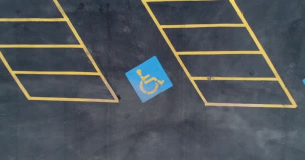 停车场内的残疾泊车位 — 图库视频影像