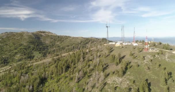 Sendemasten auf einem Berggipfel — Stockvideo