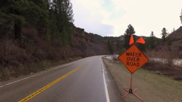 Water dat dicht bij de weg komt na een grote storm — Stockvideo
