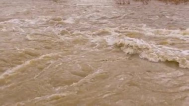 Güçlü bir fırtınadan gelen dalgalar güçlü bir akıntı ve dalgalar yaratır.