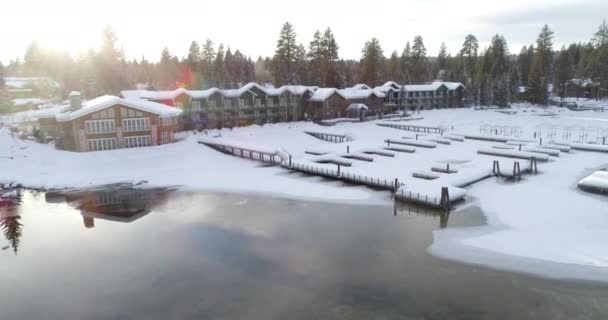 Танення льоду в місцевому причалі човна замерзло — стокове відео