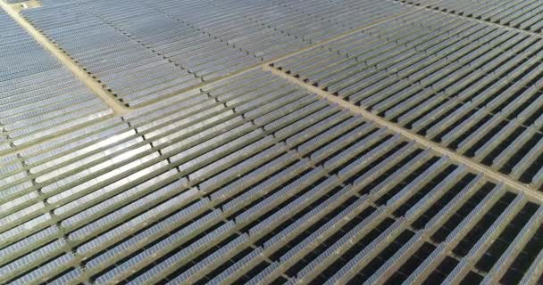 Energia odnawialna z farmy słonecznej — Wideo stockowe
