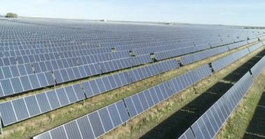 Yenilenebilir enerji çiftliğinden gelen güneş enerjisi
