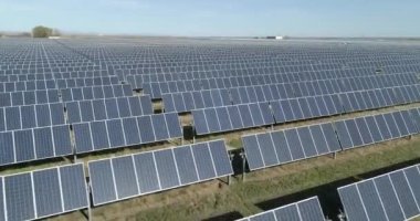 Yeşil enerji üretiminde bir güneş çiftliğinin havadan görünüşü