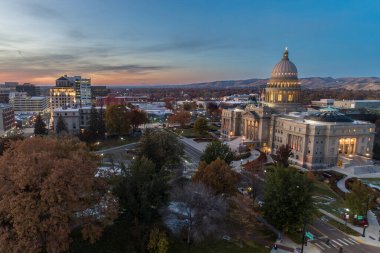 Gökyüzü turuncu renkli ve binalar alacakaranlıkla aydınlanıyor.
