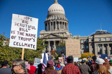 Boise, Idaho - 18 Ekim 2025: Protestocuların dikey görüntüsü. Özellikle bir tabelada 