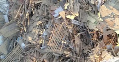 Etrafa bir sürü tahta ve enkaz yığını saçılmış. Sahne kaotik ve düzensiz.