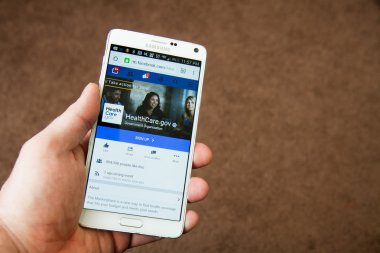 Caldwell, Idaho/Amerika - 18 Kasım 2015: Kişi Caldwell, Idaho'daki mobil cihazındaki healthcare.gov Facebook sayfasına bakıyor