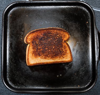 Bir tavada ızgara peynir yemek için rady