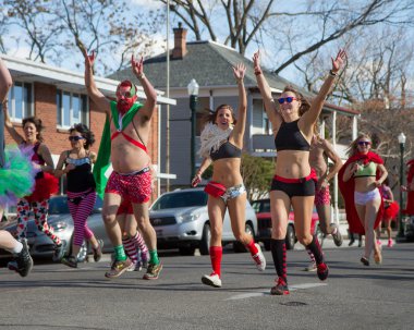 Boise, Idaho/Usa 13 Şubat 2016: Cupids iç çamaşırının başlangıç çizgisine yakın bir grup insan Boise, Idaho'da