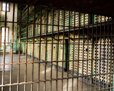 Hapishane parmaklıkları mahkumları dünyadan uzak tutup.