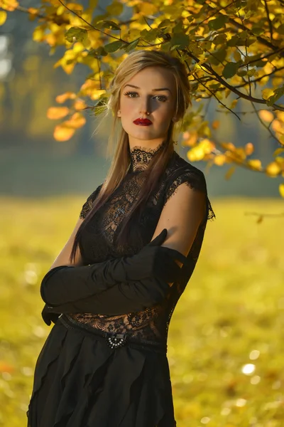 A menina de preto — Fotografia de Stock