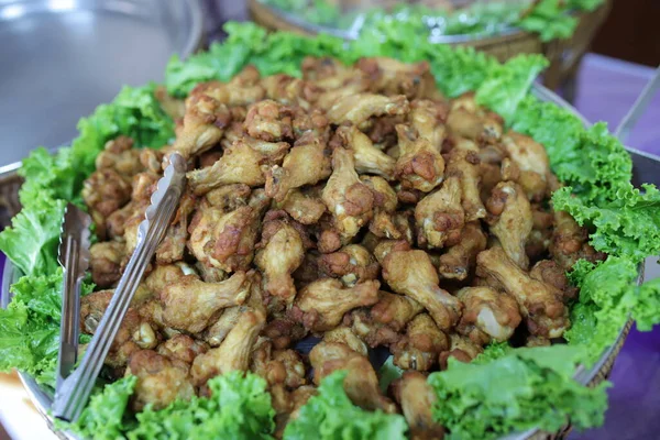 Thailand Gaya Goreng Ayam Paha Ayam Priming Dengan Sayuran Hijau — Stok Foto