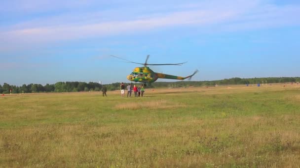 Helikopter mendarat di lapangan. — Stok Video