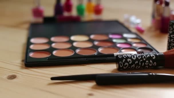 Make-up bunte Kosmetikpalette, Lippenstift, Pinsel und Nagellackflaschen — Stockvideo