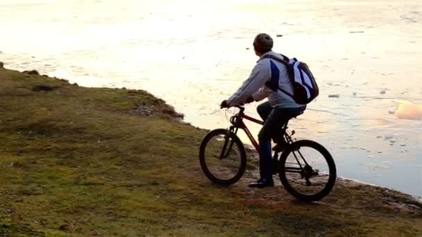 Bisiklete binen genç adam — Stok video