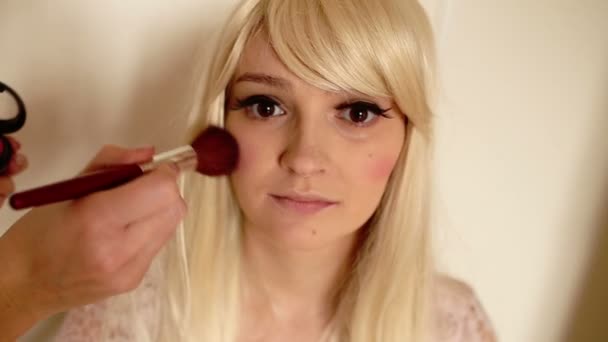 Maquiagem, aplicando blush — Vídeo de Stock