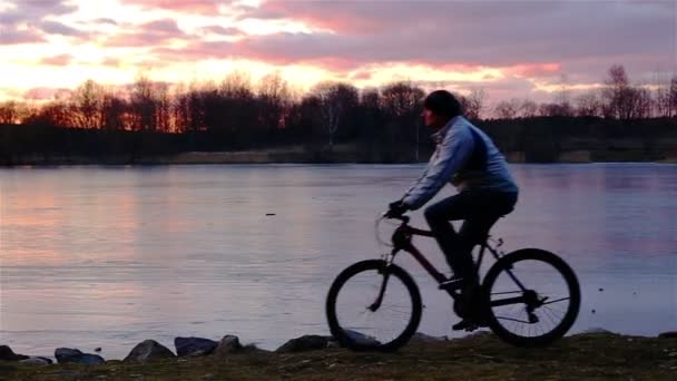 Jovem homem andar de bicicleta — Vídeo de Stock