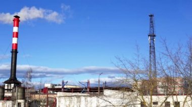 Mavi gökyüzü, hava kirliliği içinde uzun bacalar