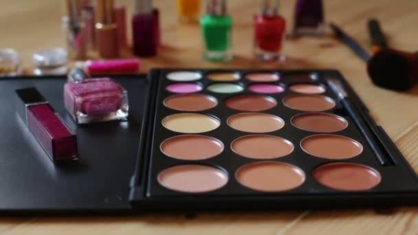 Trucco colorato tavolozza cosmetica, rossetto, pennelli e bottiglie lacca unghie — Video Stock