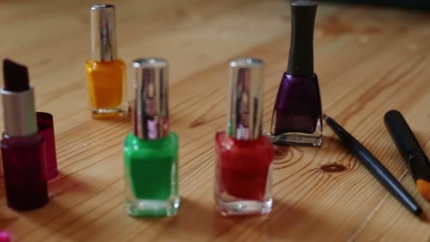 Maquiagem paleta cosmética colorida, batom, escovas e frascos de laquer de unhas — Vídeo de Stock