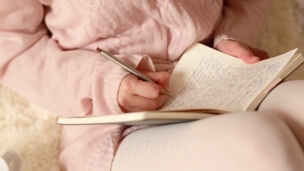 Vacker kvinna skriver i sin dagbok — Stockvideo