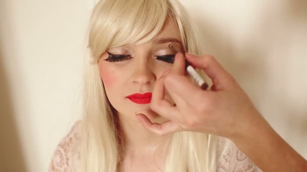Makeup, applying eyebrow pencil — Stock Video