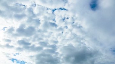 Taymlaps gündüz gökyüzü kabarık bulutlar ile