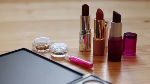 Make-up kleurrijke cosmetische palet, lippenstift, penselen en nail lak flessen — Stockvideo