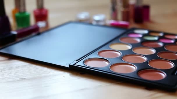 Make-up bunte Kosmetikpalette, Lippenstift, Pinsel und Nagellackflaschen — Stockvideo