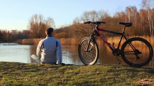 Hombre con una bicicleta — Vídeos de Stock