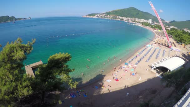 Budva, montenegro - 28. jun 2016: blick auf den strand — Stockvideo