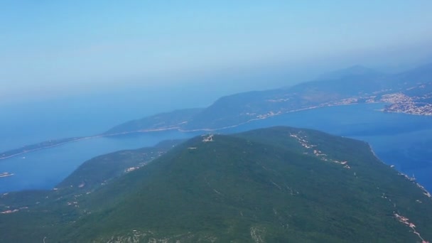 Vliegen over Montenegro — Stockvideo