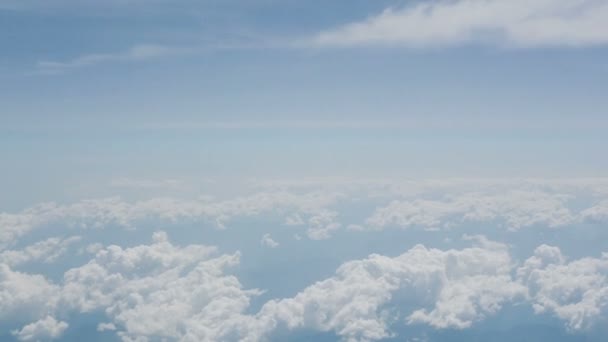 Durch die Wolken fliegen — Stockvideo