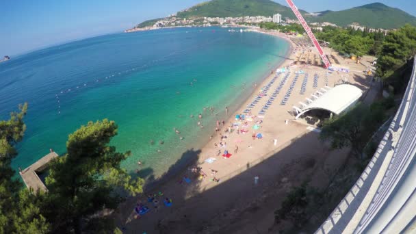 Budva, montenegro - 28. jun 2016: blick auf den strand — Stockvideo