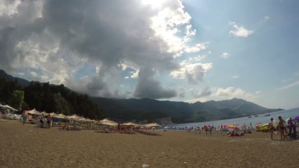 Becici, Montenegro - 28 giugno 2016: spiaggia principale . — Video Stock