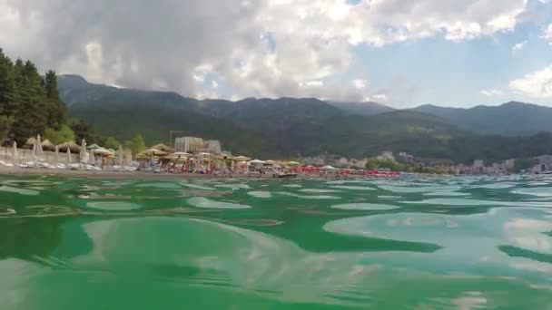Becici, Montenegro - 28 juni 2016: hoofdstrand. — Stockvideo