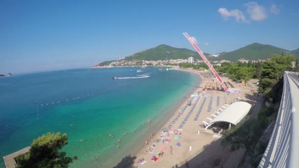 Budva, Černá Hora - 28. června 2016: výhled na pláž — Stock video