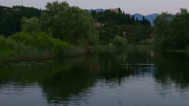 Zonsondergang op Lake waterlink — Stockvideo