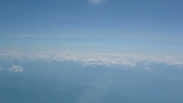 Vliegen door de wolken — Stockvideo