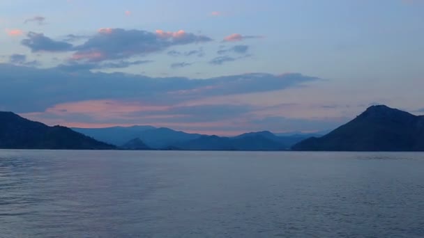 Ηλιοβασίλεμα στη λίμνη Σκόδρα — Αρχείο Βίντεο