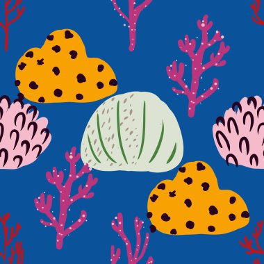 Güzel mercanları olan parlak sualtı desenleri..