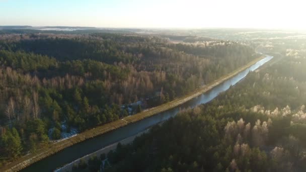 Fliegen über dem Wasserkanal im Wald. Drohnen-Luftaufnahmen — Stockvideo