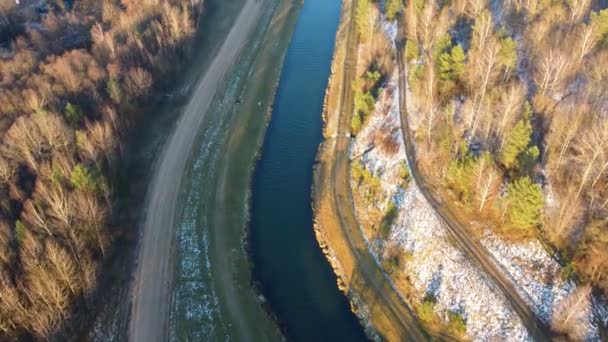 Vliegen boven het waterkanaal in het bos. Luchtbeelden van een drone — Stockvideo