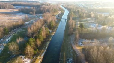 Ormandaki su kanalının üzerinde uçuyor. İHA hava görüntüleri