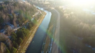 Ormandaki su kanalının üzerinde uçuyor. İHA hava görüntüleri